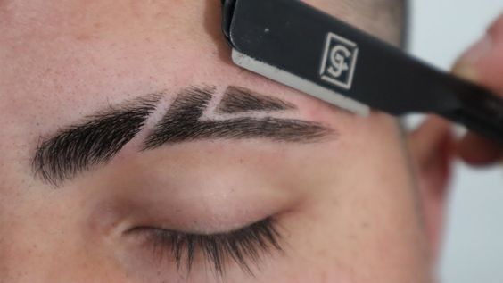 Clientes satisfechos en El Pulso Barber's — ambiente lujoso con sillones de cuero, iluminación cálida dorada y cortes precisos tipo degradado y barba esculpida